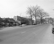 880482 Gezicht over de de Wittevrouwensingel met links de Stadsbuitengracht te Utrecht en op de achtergrond de Vaaltbrug.